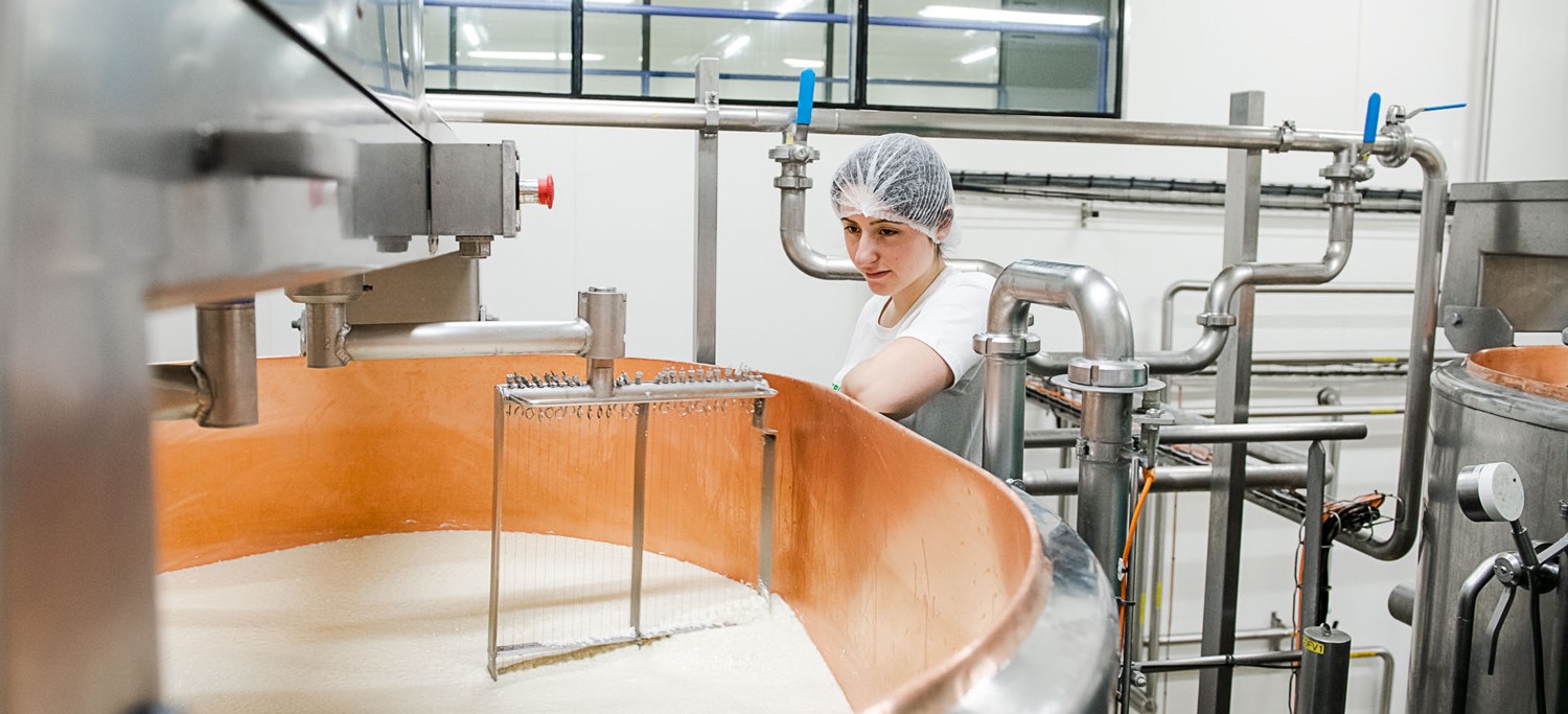 Fabrication de produits laitiers avec Gabrielle Salin ©Eve Lancery / Cniel